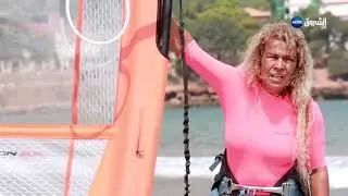 ستينية تمارس ركوب الامواج كما لو كانت في العشرين