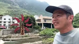 避暑天堂六盤水，涼爽的氣候不到二十度。到處都是避暑的露營車