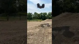 I NEED TO FIX THE XMAXX😭 #broken #traxxas #traxxasxmaxx #xmaxx8s #xmaxxjump #bashing @Traxxas