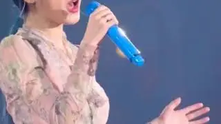 IU cried😭becuz of Sulli&rsquo;s death😭