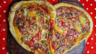 Valentine's Day Recipe Idea:A Huge Heart-shaped Pizza with Heart-shaped Garlic and Cheese Flatbreads
