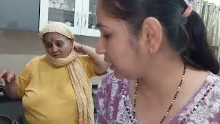 सासू माँ ने बनाए तिल के लड्डू जहां भी एक साथ बैठते हैं लड़ाई ही होने लगती है। 