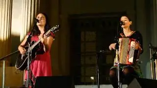 Camila Moreno & Pascuala Ilabaca - Floricanto [Lhasa de Sela] (Festival de Chilenos, 08-01-2011)