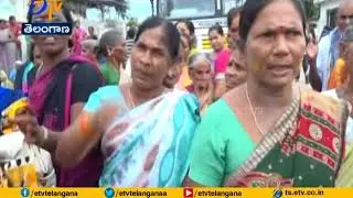 Women Protest Against Quality Less Sarees Distribution on Bathukamma Eve | Jagityal