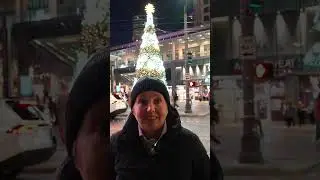 Рождественские огни и украшения на рынке Пайк-Плейс, в торговом центре Уэстлейк и в Сиэтл-центре ...