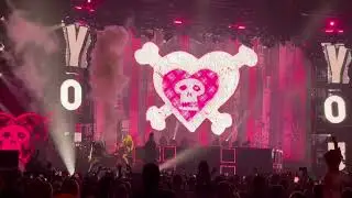 Avril Lavigne Intro + Girlfriend Live NYC