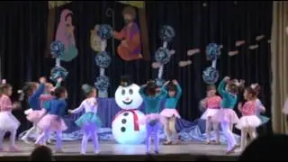 Frozen en Navidad, las niñas de 4 años bailan.