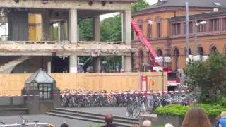 Kran stürzt auf Hauptbahnhof Bonn und muss wieder aufgerichtet werden