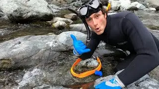 Gold sniping in the river I moved a huge rock with a trick