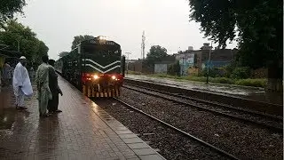 Pakistan Railways GE Locomotive || GEU-20-4562 With Tezgam Express Arrived At Gujrat During Rain