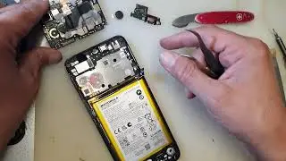 How to open Motorola Moto E13// Motorola Moto E13 disassemble //How to change battery on Moto E13