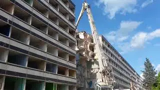 Démolition des tours de la Cour du Languedoc à Metz Borny (2/2)