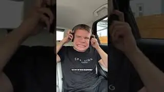Маленький мальчик слушал музыку Sus в библиотеке #шорты