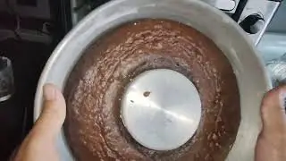 Pastel de chocolate de caja en horno eléctrico y consumo de luz y dinero 