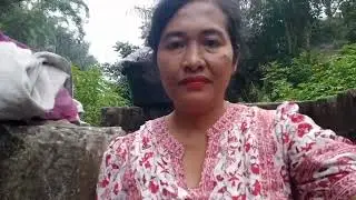 sedang asyik menyuci di pancuran🥰🥰Pansurbatu .airnya sangat sejuk keluar dari dalam tanah.👍