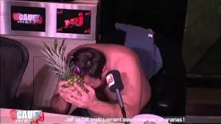 Jeff éclate des fruits jusqu'à se faire pratiquement assommer par un ananas - C'Cauet sur NRJ