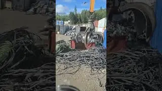 Teamwork #scraplovers #ilovemyjob #scrapyardlife #liebherr #scraplovers #recycling 