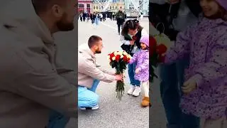 Giving flowers to strangers #flower #foryou #happy #surprise #tiktokusa #roses