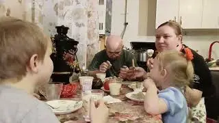СЕМЬЯ КУШАЕТ, СТРЯПАЮ ПЕЛЬМЕНИ, МУЖ ЧИТАЕТ.... 