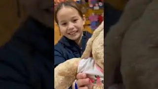 Buying her new#buildabear 🐰#bunny and her name bun-bun🤗🐰🤗🐰#lucky 👧