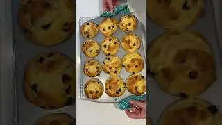 Easy Chocolate Chip Muffins With Cake Mix #food #easyrecipe #recipe #baking