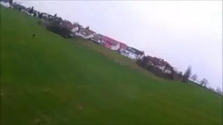 Warum kippt das Flugmodell kurz nach dem Start nach rechts?