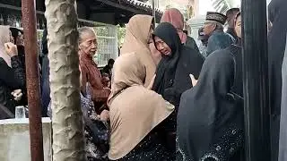 Mendung gerimis juga air mata mengiringi pemakaman K.H.Anom Suroto di juwiring Klaten 