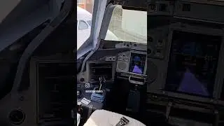 Dentro da cabine dos pilotos do Airbus 380.