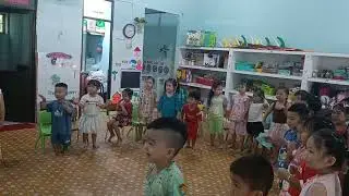 Các bạn lớp chồi 1+2 học cùng cô Jeans