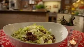 Balletjes van kip met look, andijvie en strikjes pasta | De Keuken van Sofie | VTM Koken