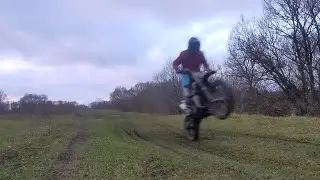 Husqvarna TC 85. Кросс- эндуро покатушки, прохождение волн, канав.