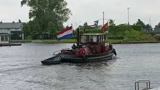 Sleepboot met langzaamloper industrie.