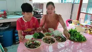 Vịt nấu tiêu ăn cùng với mớ rau luộc, ăn cùng hai bà cháu/CLMT 