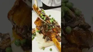 Slow-cooked Lamb shank with  creamy mashed potato, saut&eacute;ed mushrooms & green peas in rich sauce 🍖