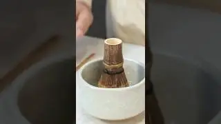 Обязательно опустите венчик в воду до взбивания чая матча! 🍵 #маття #матча #матчалатте #бариста