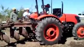 TRACTOR KUBOTA  M7040 Arado 3 Discos  Robursa Tracto Agr&iacute;cola.