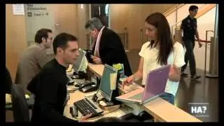 APM  - L'homo APM  enredant en una biblioteca