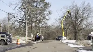 Linemen battle to restore power in Tippah County