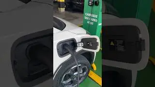 Como carregar o carro el&eacute;trico de gra&ccedil;a no mercado Assa&iacute;