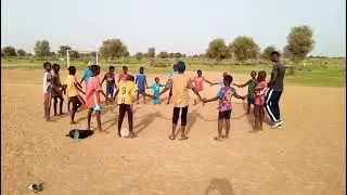 petit MOH FARAH SOW partage avec les enfants de son village Natal.... apr&egrave; les championnat nationaux