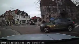DASHCAM - Inattentive driver fails to give way to traffic on the roundabout.