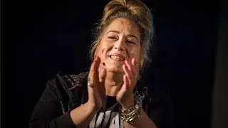 İdil Baydar als Jilet Ayşe beim Jahresauftakt der LINKEN