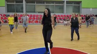 ריקוד מעגל לקום ולעמוד - בחוג של מירי אקוני