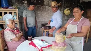 MILANESAS  MOLE VERDE Y FRIJOLES  SE COME EN FAMILIA ASI MERO SE HACE EL MOLE VERDE