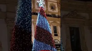 Bellissimo Albero di natale all'Ottagono con divertenti strisce colorate che danno buon umore