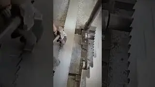 Невероятно быстрый станок для резки металла в действии.