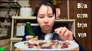 Cơm tối hai món bình dân dưa leo và mắm mực