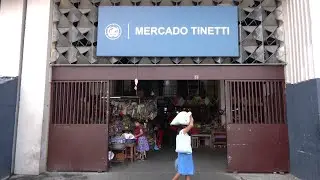 Comerciantes informales reubicados en el mercado Tinetti
