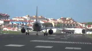 Dos aviones rodando en la pista de EAS/LESO