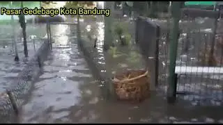 Air Meluap saat hujan turun, perdagangan terganggu